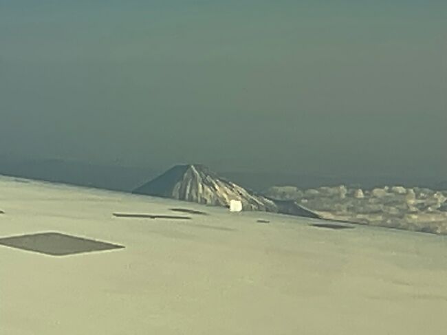 　翼の奥に富士山見えてきました。