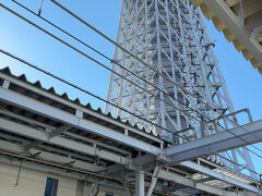 　ホーム横にはとうきょうスカイツリー