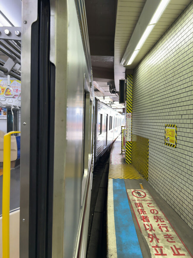 　北千住行き各駅停車に乗ります。<br />　6両編成ですが、前2両はホームが狭くて乗れません。<br /><br />　浅草駅11:22　→　とうきょうスカイツリー駅11:25