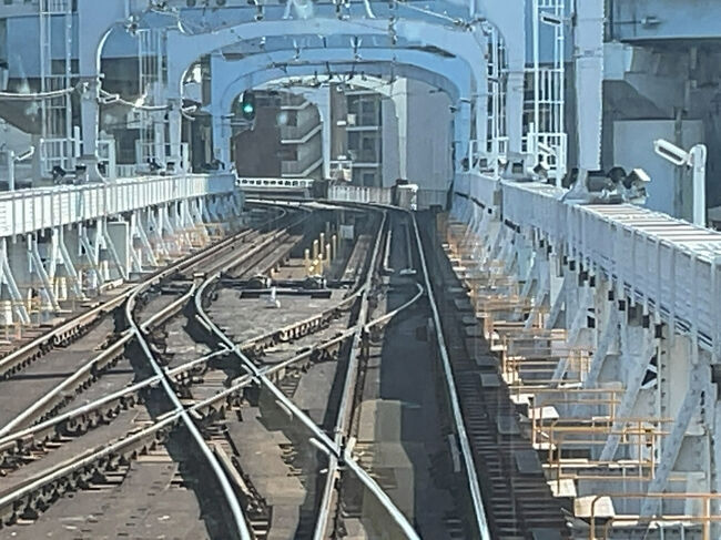 　車内を移動して先頭車両へ、出発