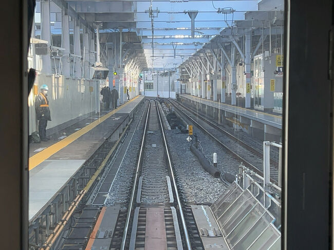 　新しいとうきょうスカイツリー駅に停車します。<br />　下り線ホームが2025年12月7日に開業し、駅の移設が完了、そのため、鉄道情報サイト「レイルラボ」の乗りつぶし「鉄レコ」では、この駅前後区間の乗り直しが必要となりました。