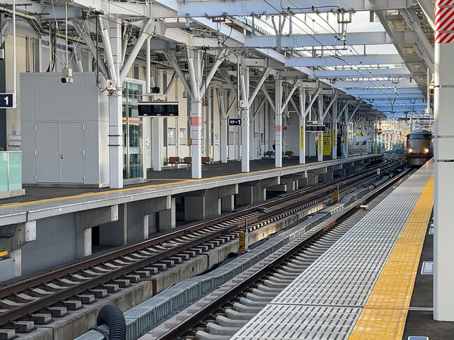 　続いて特急「けごん21号」東武日光行き到着