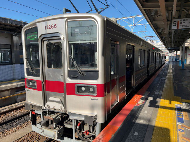 　亀戸行きに乗ります。<br />　亀戸線は、曳舟駅と亀戸駅を結ぶ3.4キロメートルのミニ路線です。<br /><br />　曳舟駅11:43　→　亀戸駅11:51