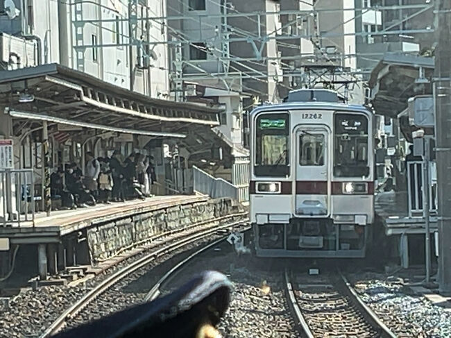 　次は東あずま駅に停車、曳舟行きとすれ違います。<br />　日中はほぼ10分間隔の運転です。