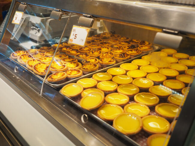 エッグタルトが美味しそう。５HK$ですよ。朝のパン屋さんも5HK$。街から離れると安くていいですよね。