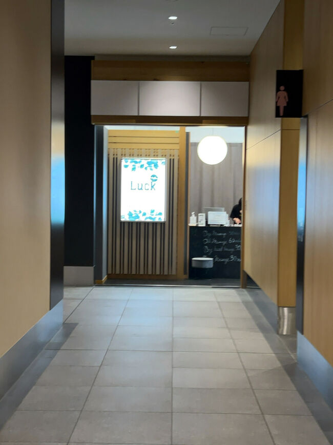 　2階の奥まったところに、ボディケア LUCK ラック 羽田エアポートガーデン店があります。こちらも、プライオリティパスで利用できるお店です。<br />　いつかはマッサージ受けよう。