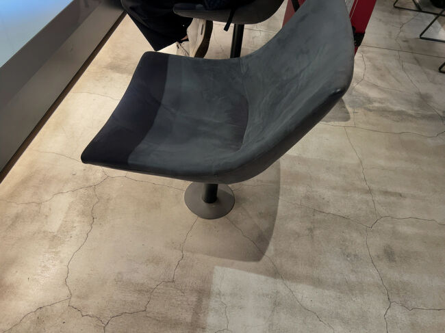 　こちらの椅子に座ります。