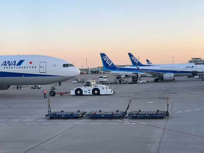 　前方左窓側に座ります。