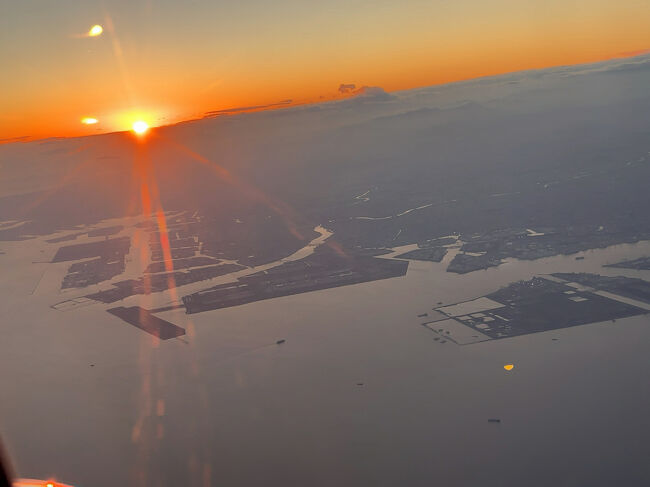 　羽田空港と夕日、富士山も見えます。