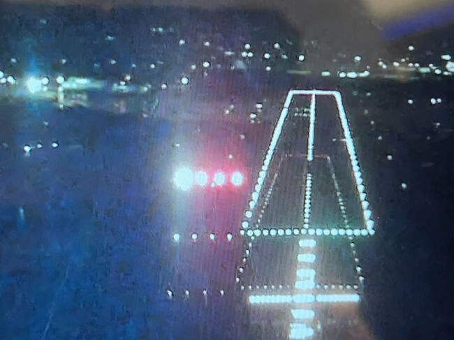 　まもなく着陸、富山空港は大きな雨が降っていました。