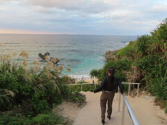 古宇利島南の古宇利大橋から西側の道を半周して
北橋のティーヌ浜へ。
ここまでフクギ並木から40分。