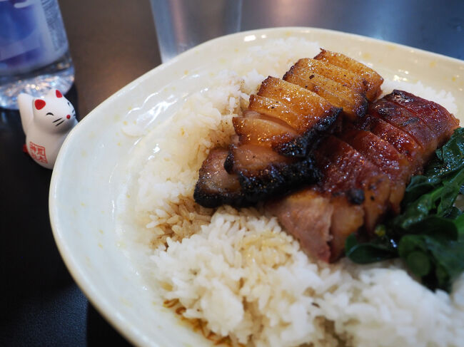 わぁ、来た来た！ボリュームもあり大満足！ただ、やらかしてしまった。テーブルに届いたコップの水。飲んだら暖かい。あれ?