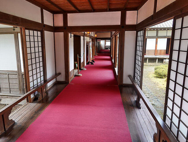 「御成の間」から「式台玄関」に繋がる「渡り廊下」・・・広い廊下で当時の姿が浮かんでくるようです。