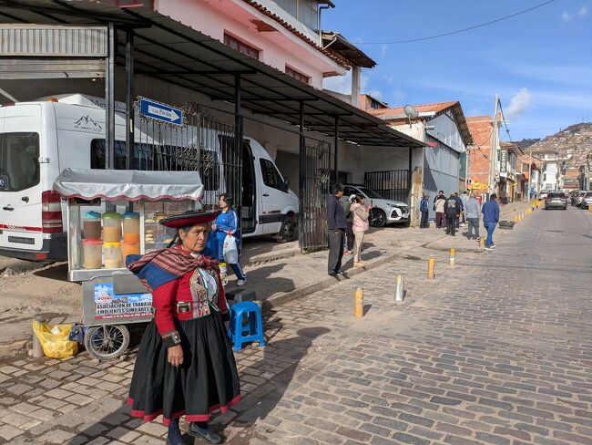 ペルー　クスコへ<br />クスコではちらほら民族衣装を見かける。<br />地方に行くと増える。<br /><br />クスコ1泊　荷物を預ける<br />マチュピチュ村1泊<br />クスコ1泊に戻る<br />シャワーと荷物と夜行バスの時間調整でドミ<br /><br /><br />コレクティーボでオリャンタイタンボへ
