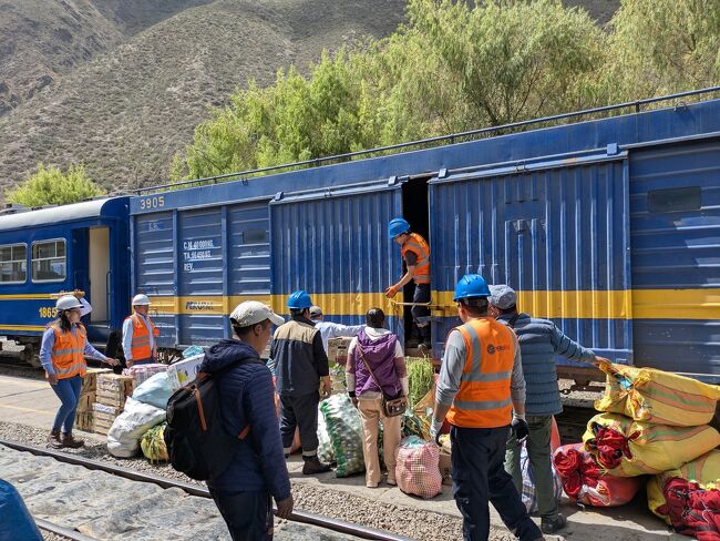 クスコからオリャンタイタンボまでは、コレクティーボで安く行ける。<br /><br />しかし、オリャンタイタンボから、マチュピチュ村（アグスカリエンテス）までは、外国人は高い電車しか乗れない。<br />もはやぼったくり価格。。