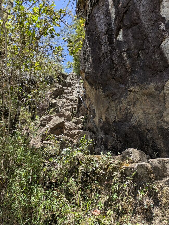 私は子どもの頃、ワイナピチュに感動した。<br /><br />しかし、<br />ワイナピチュ入口を間違えたりの時間ロスがあったり、<br />山頂クローズで登れず。。<br /><br />この地では、休憩をしてると色々な人に励ましてもらった。<br />「この先は充分に気をつけてね」「後、少しよ」<br />「カンバってね」「大丈夫か?」<br />人に寄り添う気持ちの大切さ。<br />私は寄り添ってもらった。<br /><br />自分もその気持ちで人に思いやりを持とう。<br /><br />人の気持ちを踏みにじる行為。<br />人の優しさを当然と感じる心。<br />いつかそれは、自分の学びとなる。<br />気をつけよう。