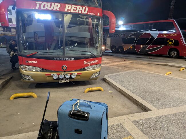 クスコからチチカカ湖への街　プーノには夜行バス。<br /><br />快適なバス。<br /><br />直接買えばチケットは、安い。<br />しかし、日本からはエラーで買えず、、<br />12Goで買う。<br />12Goは高い、、サポートも適当。。<br />しかし、記録には残しやすい。<br />そして、買えることは買えるから計画は遂行出来た。