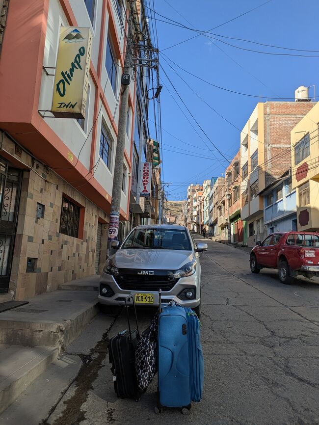 プーノ<br /><br />プーノ宿は出来るだけ、チチカカ湖に近い港や繁華街にした方がよい。<br />坂道があり、<br />私の宿は面倒くさい所にあった。<br /><br />バス停から頑張って歩く。<br />タクシーやらでお金で解決出来る事はいっぱいある。