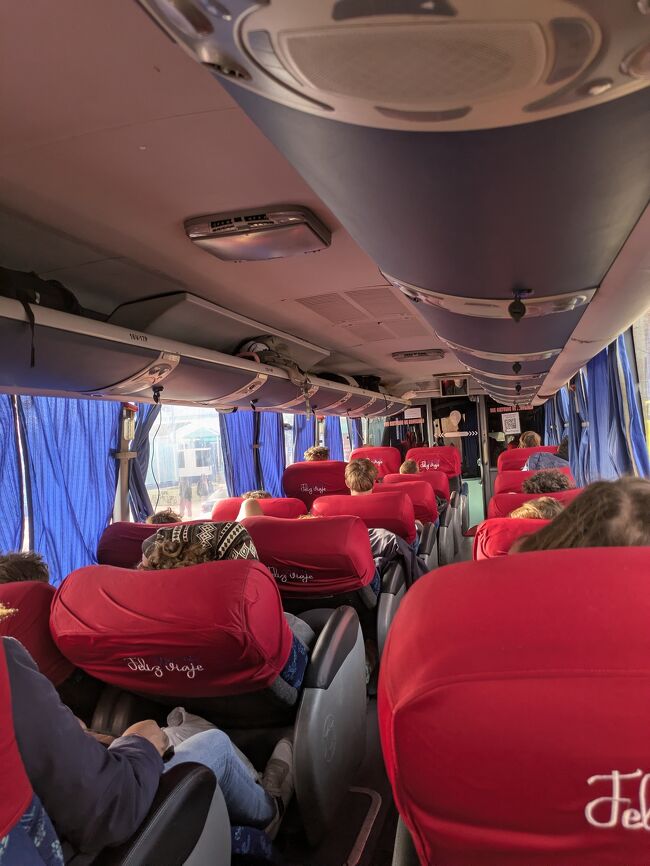 プーノからラパス。<br />その２日前、バスのキャンセルの連絡があり焦る。<br />12Goは高いくせに当てにならず、、<br /><br />プーノ到着時に確認作業に１時間要した。<br />12Go腹立つ！<br /><br />結果は、30分早い時間になり、ボロいバスになってた。。。<br /><br />簡単な事務所で出国入国サクサク。<br />変な印象の人、一人だけがその作業で通過出来てなかった。<br /><br />ペルーの通貨は、途中で小銭もボリビアの通貨に両替出来た。