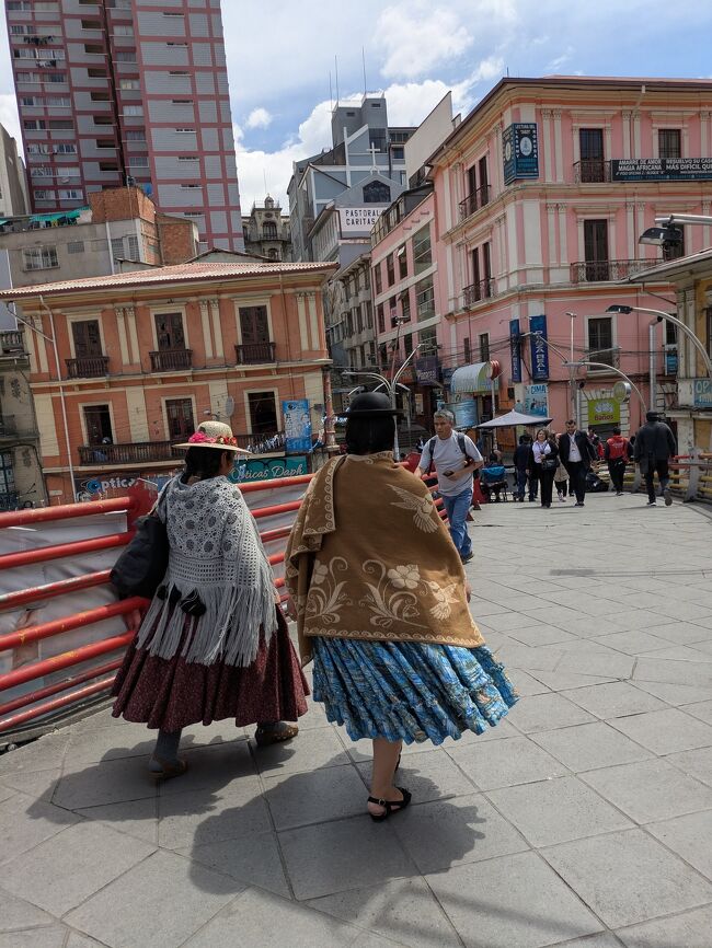 民族衣装みたい<br /><br />民族音楽聞きたい。<br />しかし、民族音楽はほとんど聞けず、、