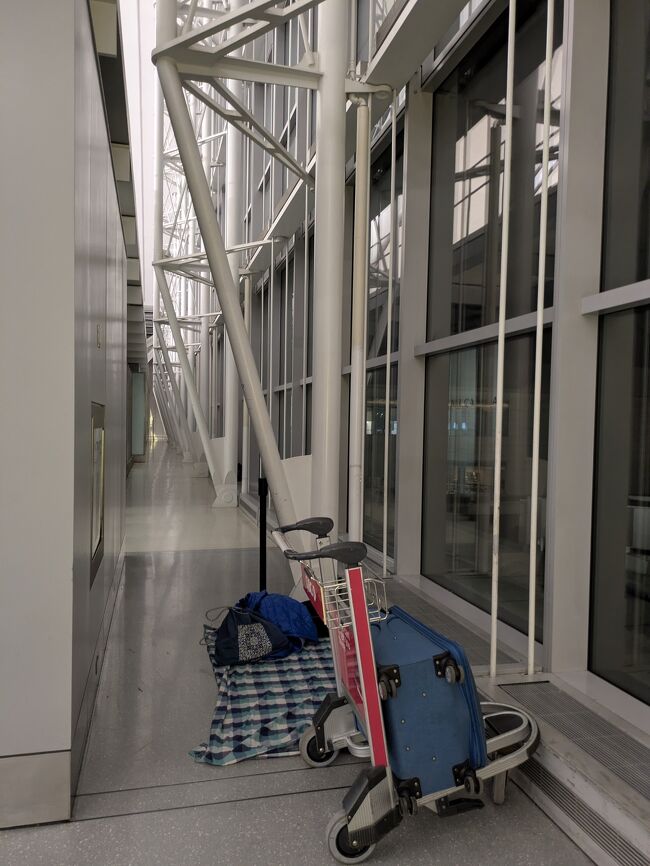 トロント空港夜中到着。<br />空港の出国ロビーの一番端で寝る。<br />この上の位置が床暖みたいに暖かい。<br /><br />この位置最高！<br />快適な宿だった。