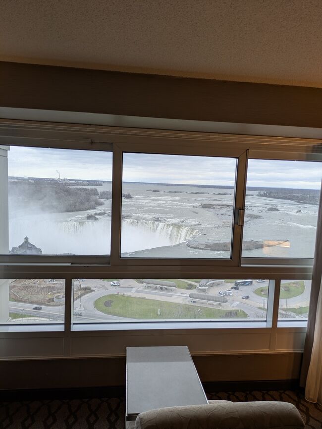 ナイアガラへは空港からバス。<br />簡単に行ける。<br />しかし、行きはよいよい帰りは怖い。<br />冬にバス行く時は要注意<br /><br />Marriottスパ　ナイアガラビューで宿泊。<br />部屋からすごい景色が見えた。<br /><br />ナイアガラからトロント行のフリックスバス。<br />待合室はなく野ざらし、、、<br />200メートル離れた所にトイレがあり、トイレだけは暖かい。。<br /><br />寒さ的に１番過酷はナイアガラ。<br />高台にあるホテルはビル風が風速15メートルはあり。
