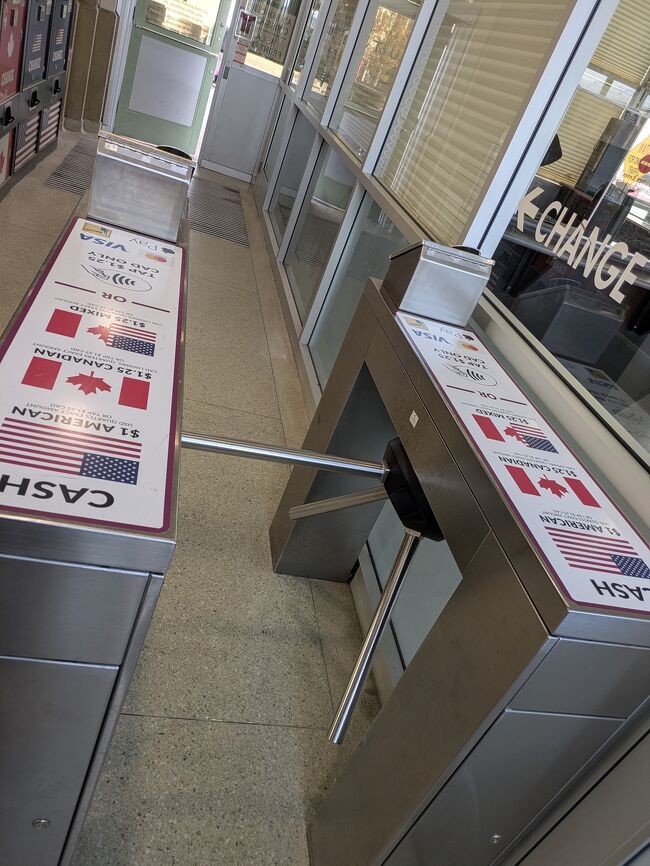 カナダからアメリカへ徒歩で行く。<br />簡単サクサク。<br />2ドルくらい。<br /><br />クレカも対応。<br /><br />カナダ出国はこのバーのみ。<br />アメリカ側にイミグレーションがある。