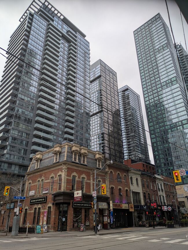 フリックスバスで、ナイアガラからトロントへ<br /><br />事前予約するもフリックスバスは、最低。<br />朝にキャンセルの連絡あり。<br />しかし、結局は30分ずれて空港行とユニオンステーション行きが合体された一便になっていた。。<br /><br />満席。前の人が席を倒し、私は窓側。荷持もあり圧迫。<br />運転が下手、加速減速を繰り返す。<br />最強の酔い止め薬アネロンが効かず、、<br />ユニオンステーション到着時に90分動けず。。<br /><br />トロントは、新旧の建築が面白かった。