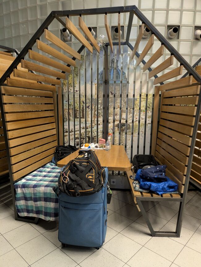 スキポール空港の端っこで滞在する<br />電源がこの空港では見つけるのが難しい。　<br /><br />閉店後の喫茶店（空港の共用の一部にも見える）<br />お礼もした。<br />この場所、よかった<br /><br />夜中丑三つ時、起こされて警備員からのチェック。<br />チケット確認。<br />私は朝7時初<br />隣は、スペイン人の13時。<br />13時の人も大丈夫だった。<br /><br />また夜中、３時半。<br />超武装の４人組の映画で見るような部隊の人が怖い顔でやってくる。。。<br />迫力が怖かった。。<br /><br />朝、荷物を置き去りにして、トイレに行ったら、警備員に怒られて、スーツケースを開けさせられた。<br /><br />ヨーロッパはテロの脅威がある事をヒシヒシ感じた。<br /><br />