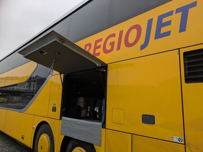 プラハからウィーンへ。<br /><br />このバス快適！<br />コーヒーやココア等も無料で快適。<br /><br />これは、また事前にWebで買った。<br />直接買うと安いけど、計画的にはしかたない。<br /><br /><br />Omio<br />よかったら使ってね<br /><br />バス、フェリーのチケットと航空券に使える￥1,945をお受け取りください。<br />リンクからOmioに新規登録して、￥1,945を獲得<br /><br />コードを利用する場合は、お支払い時にこのコードを入力：mizuks3w4r0g<br /><br />https://go-refer.omio.com/gEGOPt