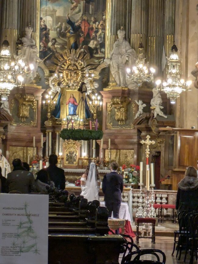 結婚式を見ることが出来た。<br />ペーター教会では15時にパイプオルガンの音楽が聞ける。