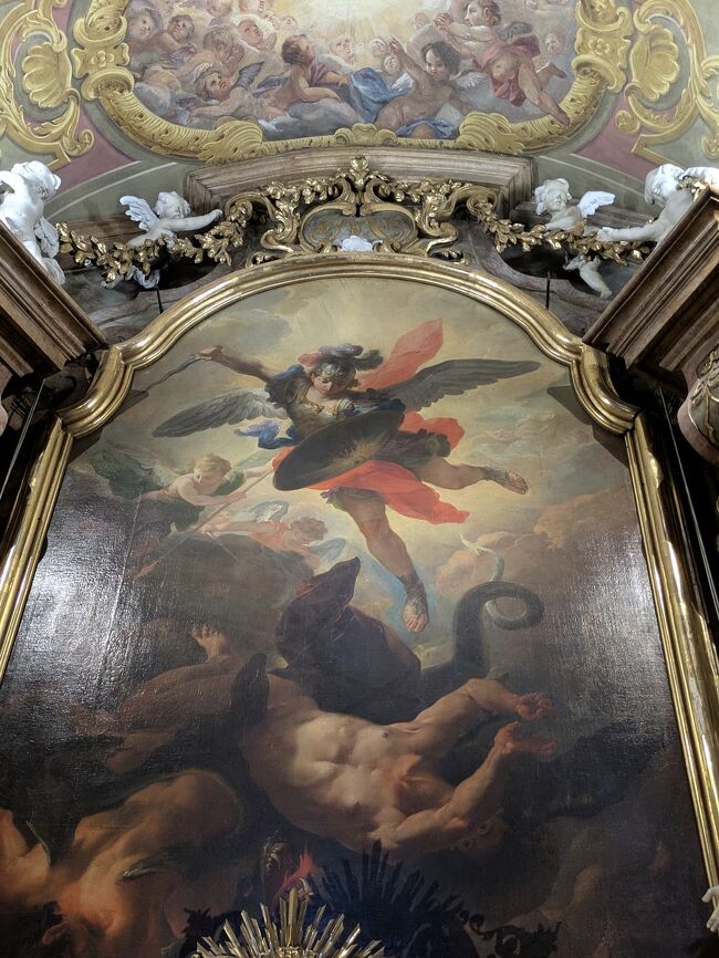 ウィーンでは、またもや、、テロ関連の予告だか何かで、目的のシシィ博物館（エリザベート）や王宮が閉鎖、、<br /><br />以前行った、ペーター教会に行く。<br /><br />ミカエル