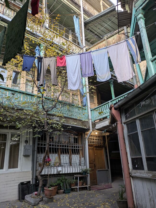 ウィーンからジョージアのトビリシへ<br /><br /><br />トビリシ空港からバスで簡単に中心地に行ける100円未満。しかもVISAタッチ。<br /><br />わたしの宿は、そんなん分かるか?って位置にあったけど、普通の民家で、ホームステイで経験としてすごくよかった！