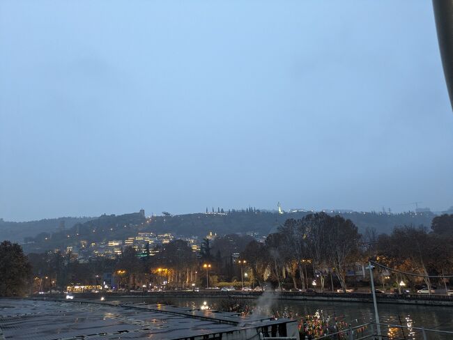 トビリシでは3つの宿に泊まり。<br />位置を変える事で楽しさがあった。<br /><br />トビリシは、日本人好きと聞いていたが、その差が激しかった。<br />今まで経験したことのない、差別を受けた。<br />レストランで、怒られながら接客された。<br /><br />笑顔でも、料金をごまかされたり。。<br />あれなんやんや?<br />人としてのプライドないのか?<br /><br />貧困でもないのに、、、