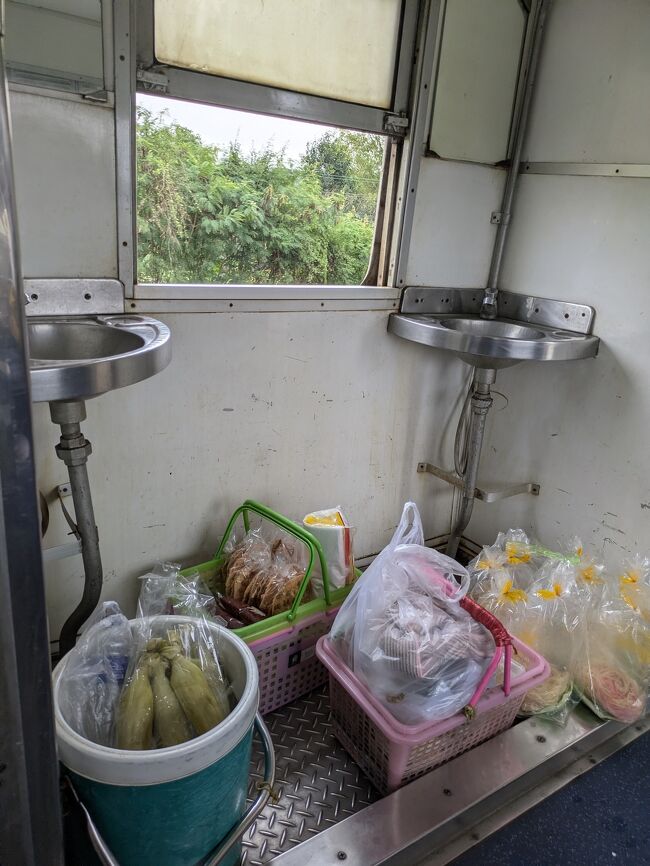 スワンナプーム空港からアユタヤへ<br /><br />ChatGPTにアユタヤ行を教えてもらったら間違いを教えられた。<br />しかし、スワンナプーム空港近くのバスターミナルに行くまでのあれこれは楽しかった。<br /><br />パヤタイ駅近くの宿に荷持を預けて、バンスーから電車で100円ぐらいでアユタヤへ<br />車内販売が楽しかった。<br />駅から宿は遠く、Grabを利用<br /><br />帰りは350円でアユタヤ宿近くのバス停からバンコクまで。