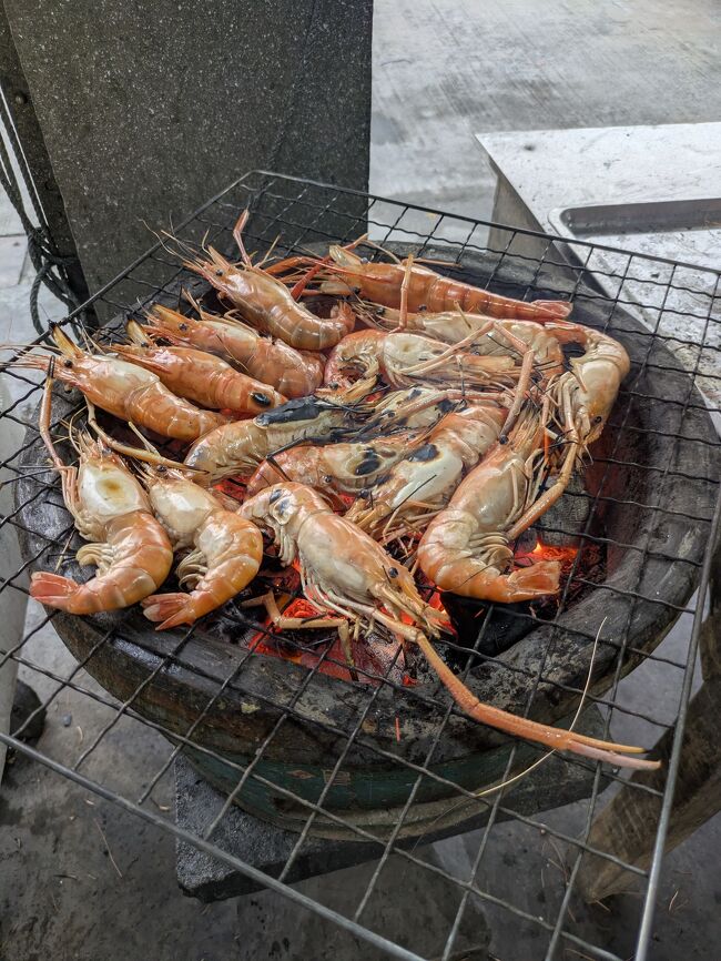 川海老の販売所で海老を焼いてもらえた。<br />1000円を４回食べた<br /><br />価値はすごくある。<br />人生で１番美味しい海老だった。<br />海老味噌がすごく美味しい<br /><br />ただ、、ソースがタイの緑の辛いの。<br />セブンイレブンに小さな調味料が売ってるから、それで食べた。