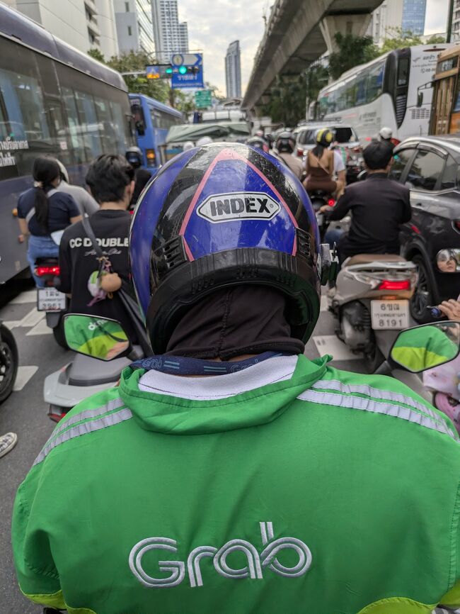 バイクタクシーを２回。<br />疲れで歩くのがしんどく利用。<br /><br />スピードも怖いし、車スレスレも怖い。　<br />しかし、面白くもあり、<br />２回目は慣れた。<br />３回目はやはり慣れは怖いからやめといた。