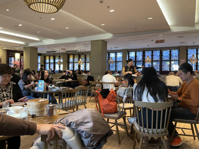 店内はこんな感じ<br />食べ切れないものを包んでもらっていたお客さんもいました