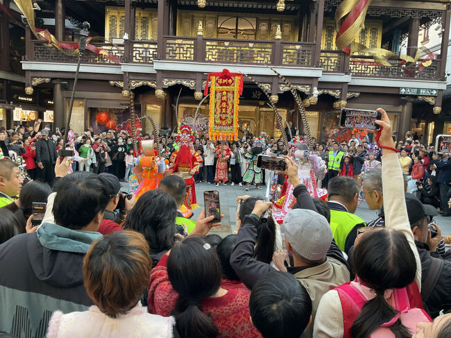 横からだと良く見えないので、正面に来たら…