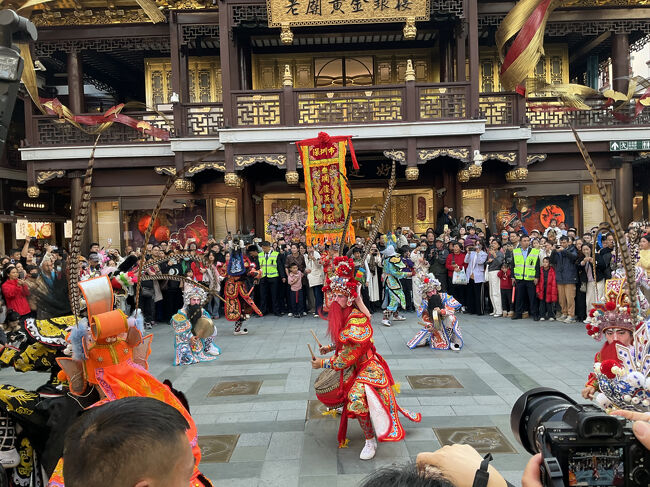 深圳市(石篇に周の字)樓英歌隊？<br />