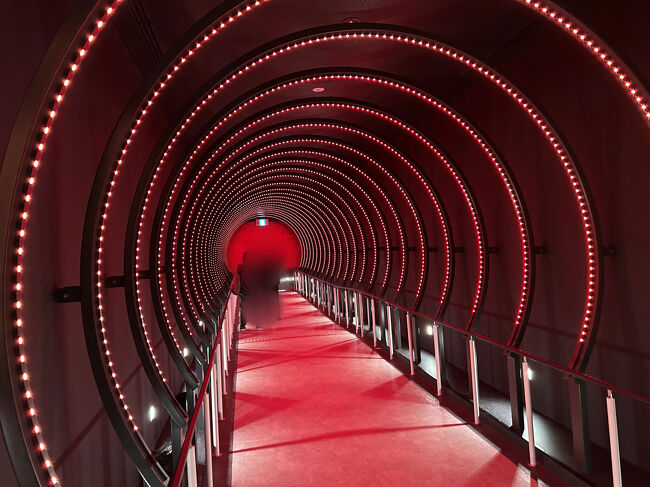 ちなみに、本館と別館をつなぐ連絡通路がカッコよき！