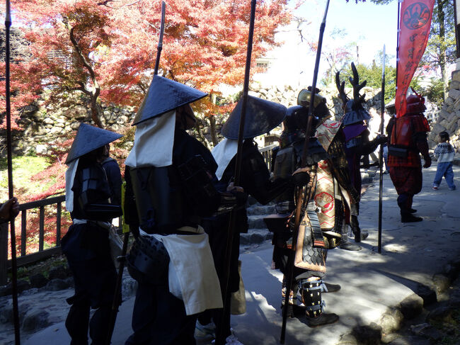 お城に向かって仮装の集団が