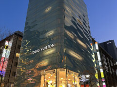 銀座って・・・こんな街・LOUIS VUITTON（ルイ・ヴィトン）銀座並木通り店
2021年3月にリニューアルオープンしました。世界的建築家である青木淳氏が設計を手がけ、水面に揺らぐ光の柱をイメージした、非常に美しい外観が特徴的です。まるで水の中のようにも見える、波打つようなガラスのファサードは、銀座の街並みの中でもひときわ目を引きます。