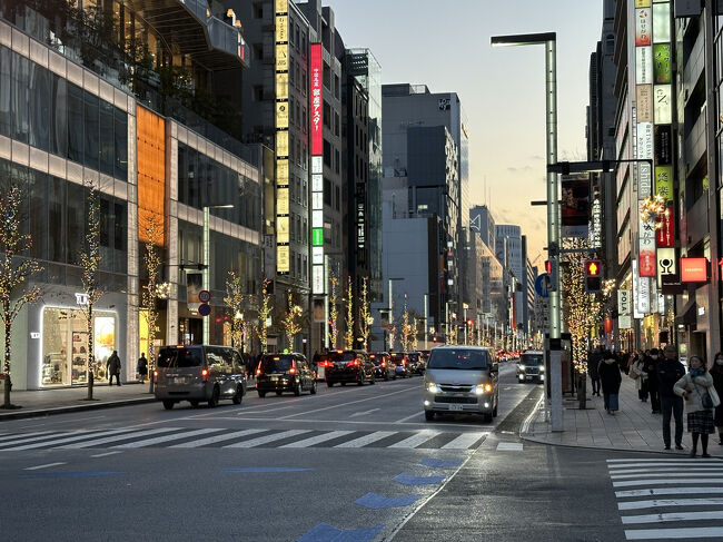 銀座って・・・こんな街・銀座一丁目交差点<br />バー予約時間まで､銀ブラしてお洒落な建物を眺めてきました。<br /><br />銀座は、日本を代表する高級な街として知られています。 洗練された雰囲気と、歴史や文化が融合した魅力があります。 国内外から多くの人々が訪れる、特別な場所です。一流のハイブランドのブティックや百貨店が立ち並びます。最新のファッションやジュエリー、アートなど、ここでしか手に入らないものがたくさんあります。