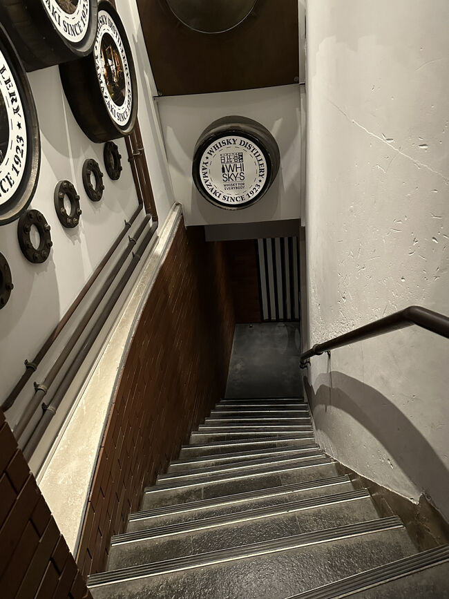 日比谷BAR WHISKY-S・エントランス<br />バーは、地下１階です。ワクワク感が止まりません。