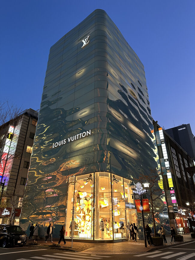 銀座って・・・こんな街・LOUIS VUITTON（ルイ・ヴィトン）銀座並木通り店<br />2021年3月にリニューアルオープンしました。世界的建築家である青木淳氏が設計を手がけ、水面に揺らぐ光の柱をイメージした、非常に美しい外観が特徴的です。まるで水の中のようにも見える、波打つようなガラスのファサードは、銀座の街並みの中でもひときわ目を引きます。