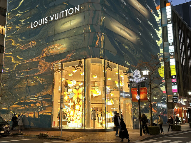 銀座って・・・こんな街・LOUIS VUITTON（ルイ・ヴィトン）銀座並木通り店<br />確かに光の柱が、水面に揺らいでます。夜景がきれいです。このビルの最上階には、ルイ・ヴィトンとして日本初となるカフェ「LE CAFÉ V(ル・カフェ・ヴィー)」が併設されています。広々としたテラス席もあり、銀座の景色を眺めながら優雅な時間を過ごすことができます。