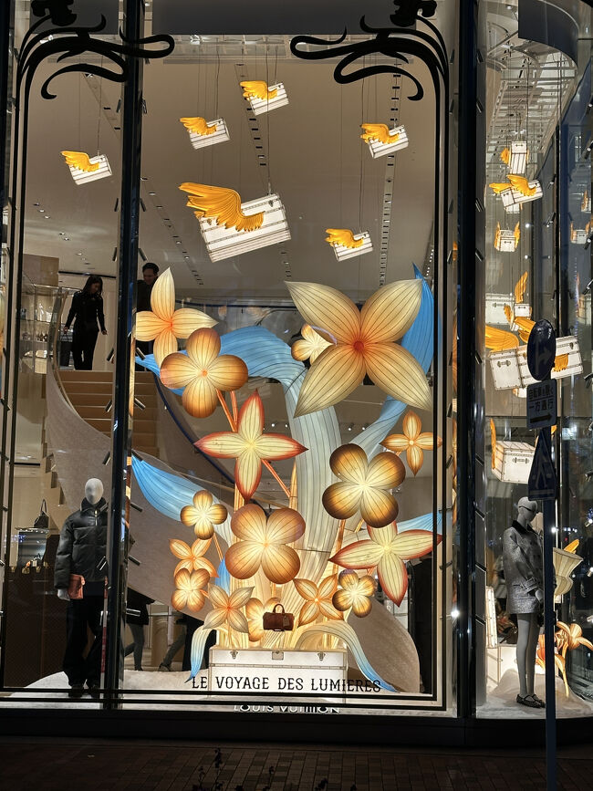 銀座って・・・こんな街・LOUIS VUITTON（ルイ・ヴィトン）銀座並木通り店<br />内装もこだわっており、日本の伝統工芸やアートが随所に取り入れられています。各フロアにはアート作品が飾られ、まるで美術館のような空間でショッピングを楽しむことができます。