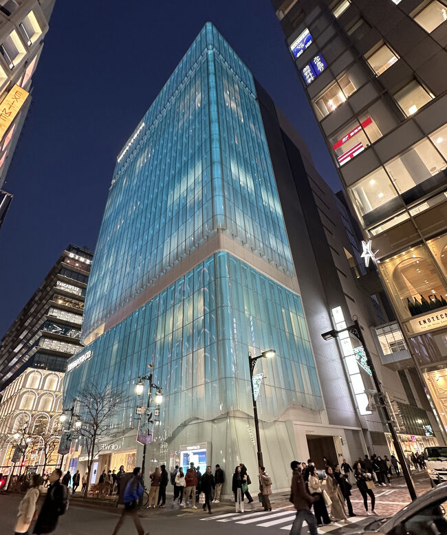 銀座って・・・こんな街・ティファニー(TIFFANY)銀座<br />このビルは銀座の新たなシンボルとして注目されています。銀座6丁目の銀座5丁目交差点の角地にて開業しました。「KUROSAWA × TIFFANYビル」の地下1階から7階、そして12階に入居しています。まるで外観パースのようです。