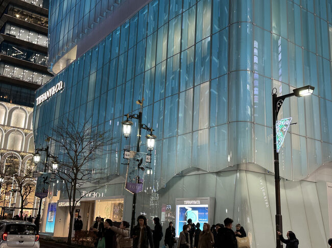 銀座って・・・こんな街・ティファニー(TIFFANY)銀座<br />建物全体が高さ66メートルのティファニーブルーでデザインされており、遠くからでも目を引く存在感があります。建築家の青木淳氏がファサードを、ピーター・マリノ氏がインテリアデザインを手がけています。青木氏とマリノ氏のコンビは、ルイ・ヴィトン銀座並木通り店やルイ・ヴィトンメゾン大阪御堂筋でも協業しています。